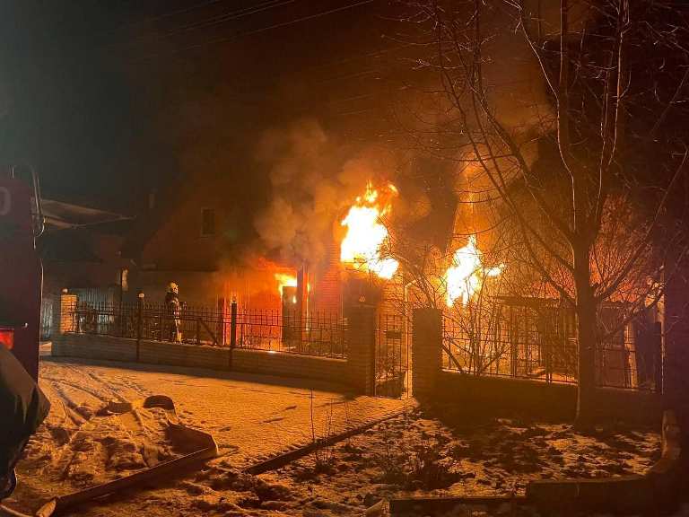 Под Киевом из-за неисправной электропроводки загорелся дом