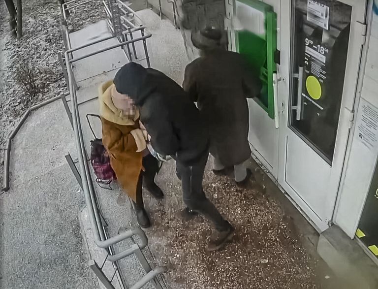 Напал возле банкомата: в Киеве приезжий ограбил пенсионерку