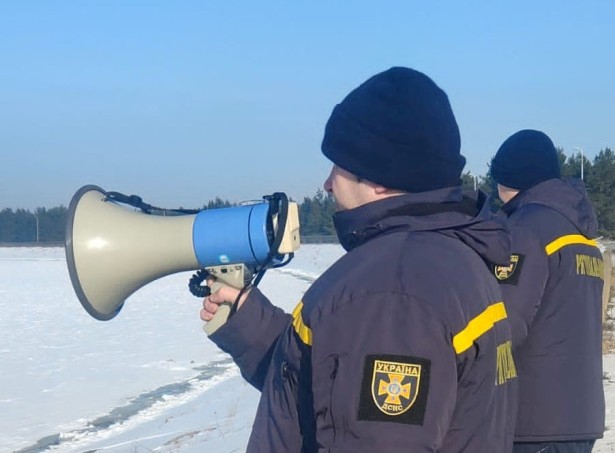 На Київському водосховищі рятувальникам довелося вмовляти рибалок покинути лід