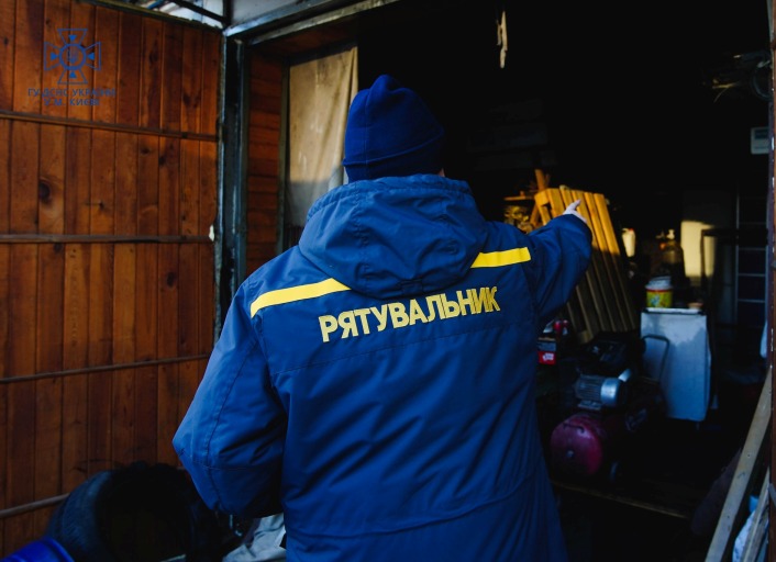 В Киеве загорелся гараж, мужчина получил сильные ожоги
