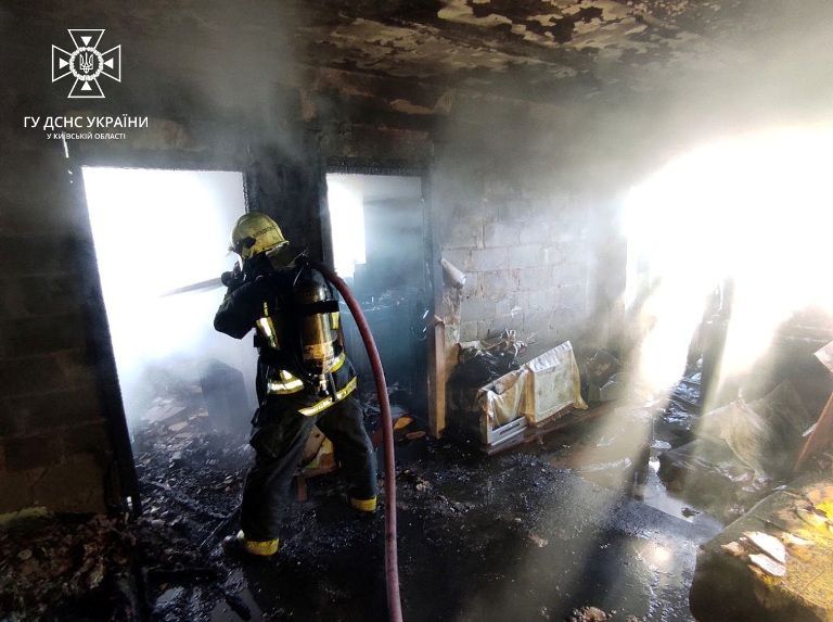 В пригороде Киева загорелась квартира, хозяин отравился угарным газом