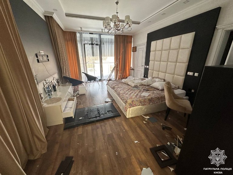 В Киеве неадекват разгромил чужую квартиру