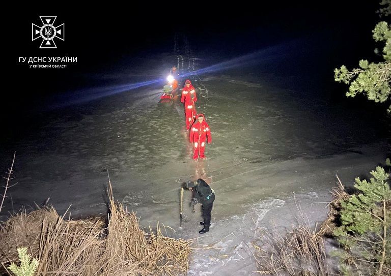 На Киевском водохранилище с льдины сняли троих рыбаков