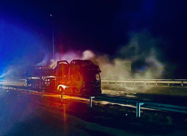 На трассе под Киевом загорелся автовоз