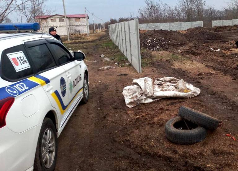 В селе под Киевом мужчина нашел возле дома минометный снаряд (фото)