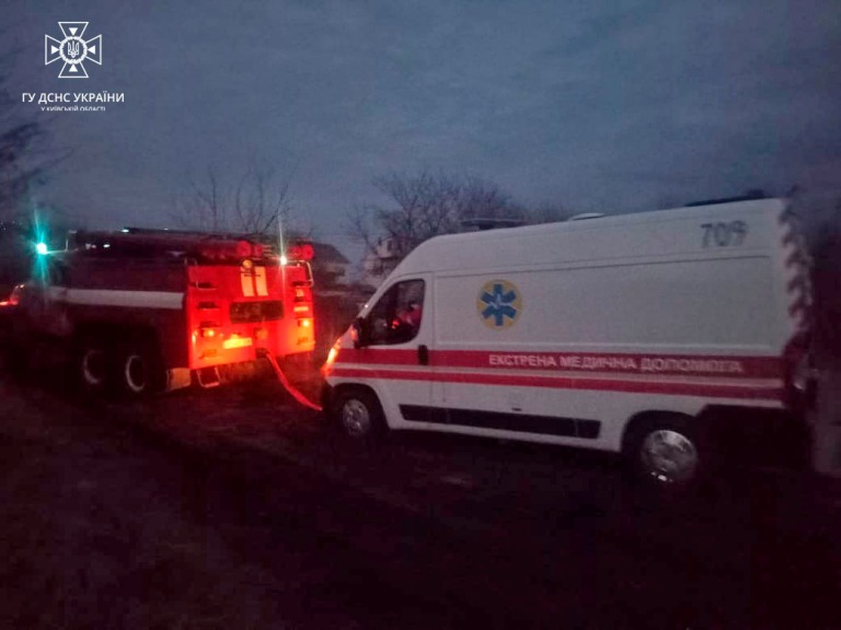 Под Киевом посреди дороги застряла скорая, ехавшая на вызов