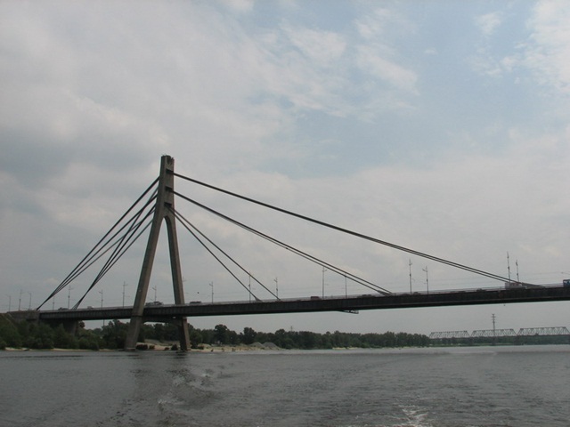 У Києві з північного мосту в річку впав чоловік