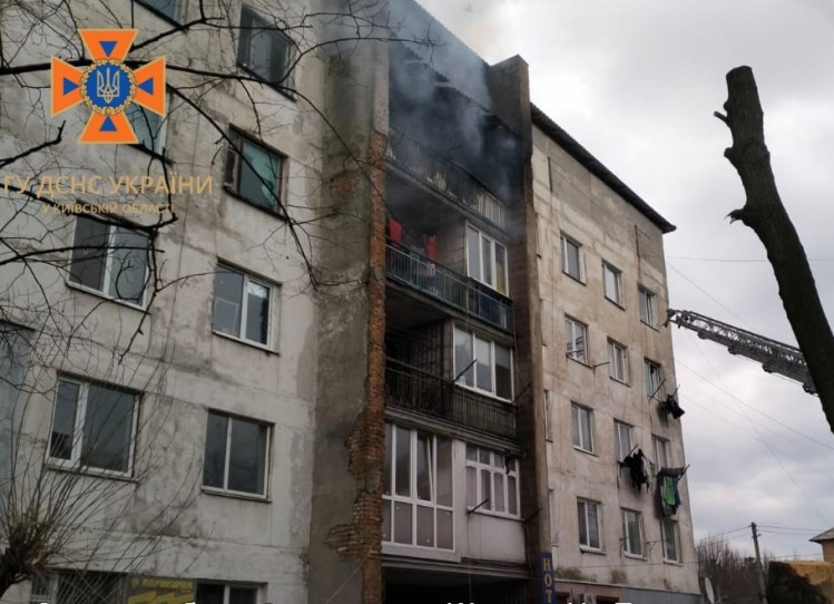 Под Киевом загорелась пятиэтажка, спасли 18 человек