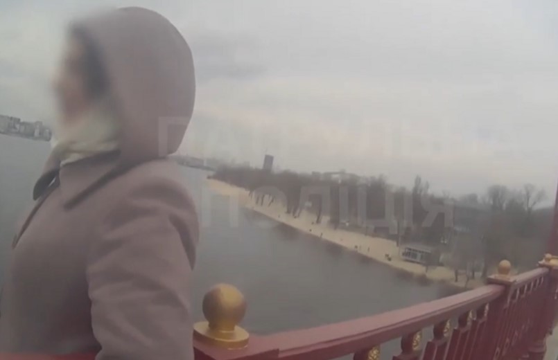 Хотела прыгнуть с моста: в Киеве патрульные спасли женщину (видео)