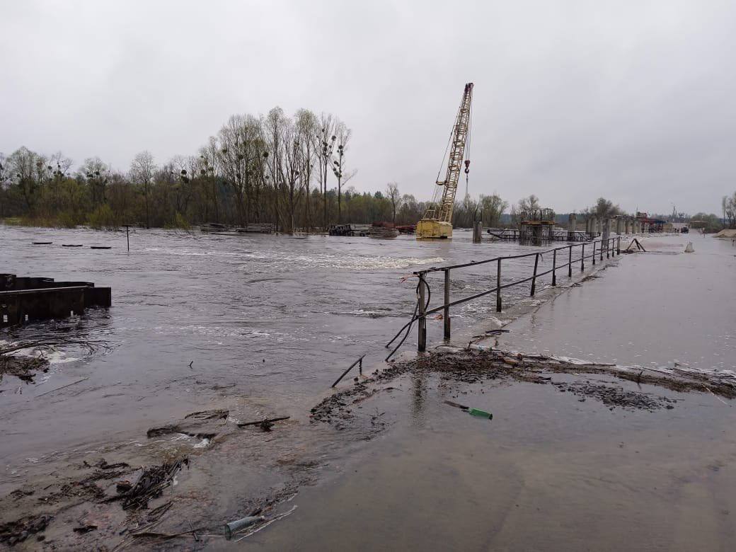 Большая вода: в Киевской области подтопило переправу в поселок Иванков (фото)