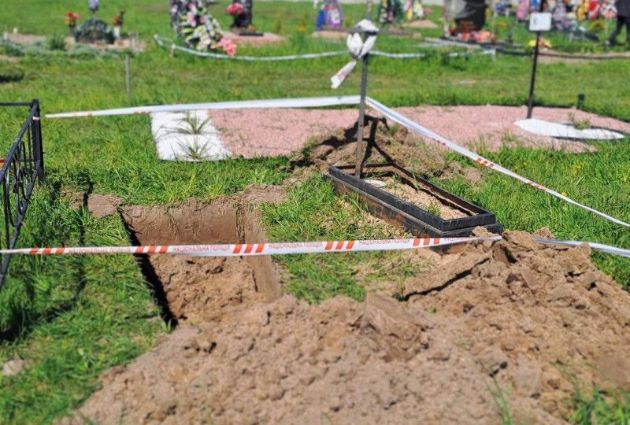 Под Киевом рабочие копали могилу на кладбище и нашли снаряд (фото)