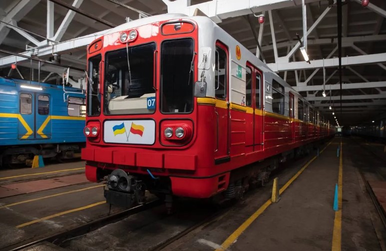 Кличко показал польские вагоны, которые получило киевское метро (фото)