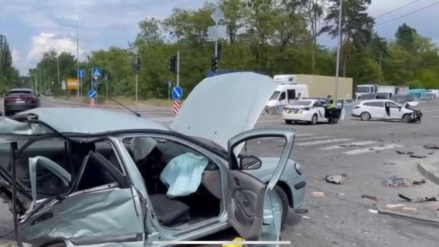 В Киеве - ДТП: машину почти разорвало пополам, есть пострадавшие (фото, видео)