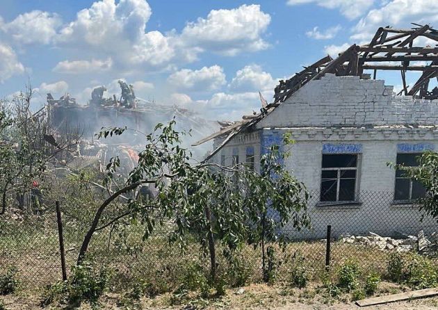 Ракетный удар по Киевской области: в одном из районов вспыхнул пожар, разрушены дома (фото)