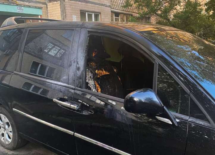 На Харківському масиві столиці поліція затримала двох чоловіків, які підпалили автомобіль знайомого
