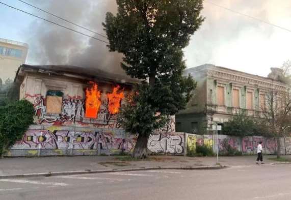 В Киеве правоохранители расследуют поджог дома на Подоле, являющегося памятником архитектуры XIX века