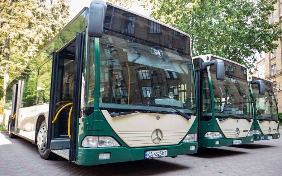 Киев получил от украинских благотворителей 3 городских автобуса, а от немецких партнеров - еще 3 кареты скорой помощи