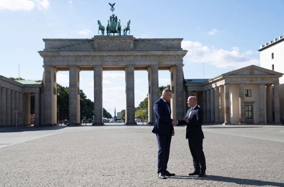 Киев и Берлин подписали соглашение о партнерстве. Мэры двух городов символически прошли вместе через Бранденбургские ворота