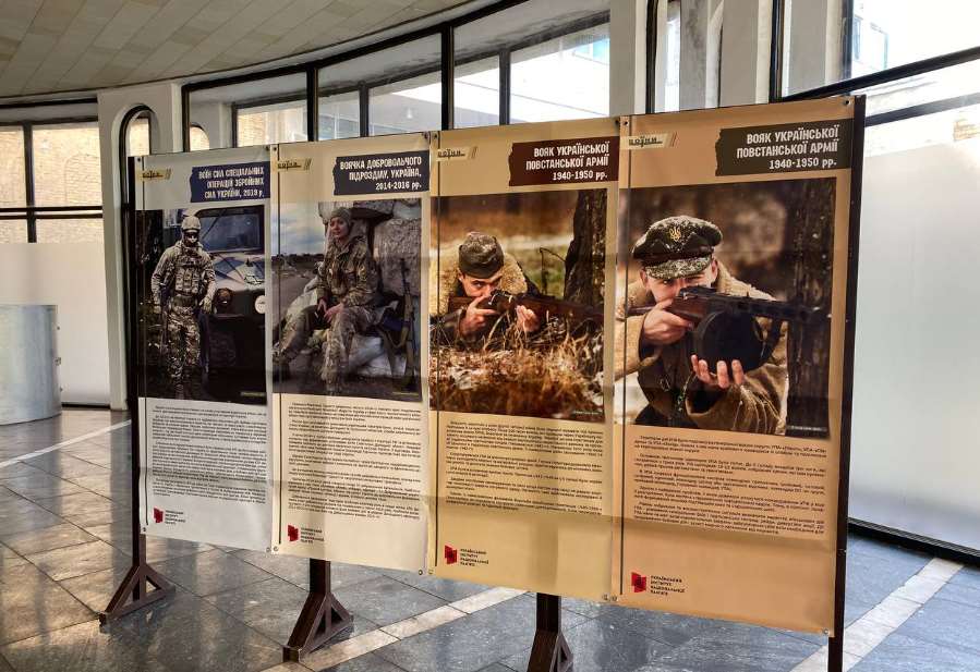 В вестибюле станции метро "Золотые ворота" заработал новый выставочный проект "Украинское воинство"