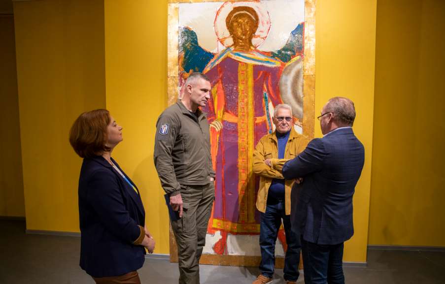 Столица приняла в дар и передала Музею истории Киева картину "Архистратиг Михаил"