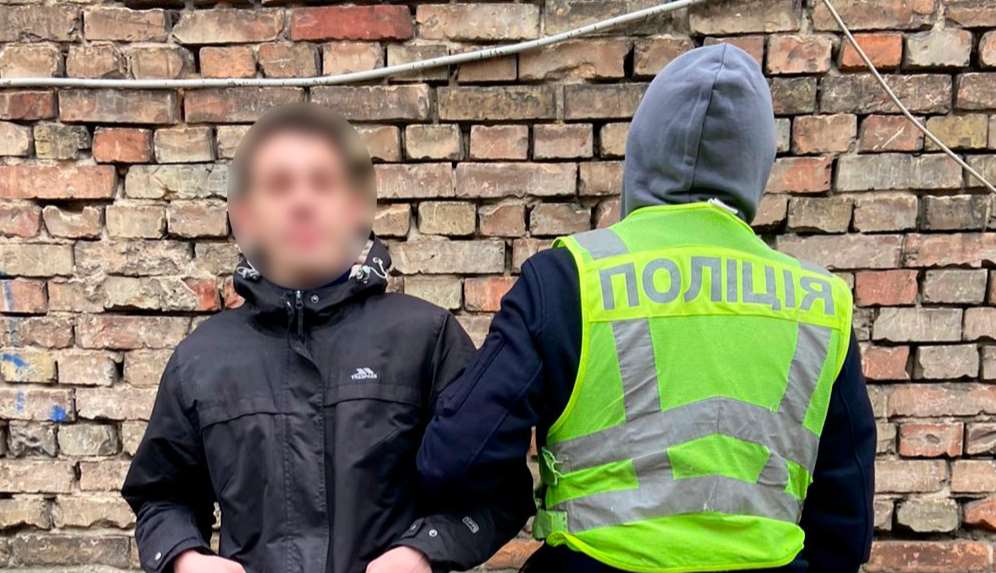 Столичные оперативники задержали местного жителя за ограбление 17-летней киевлянки