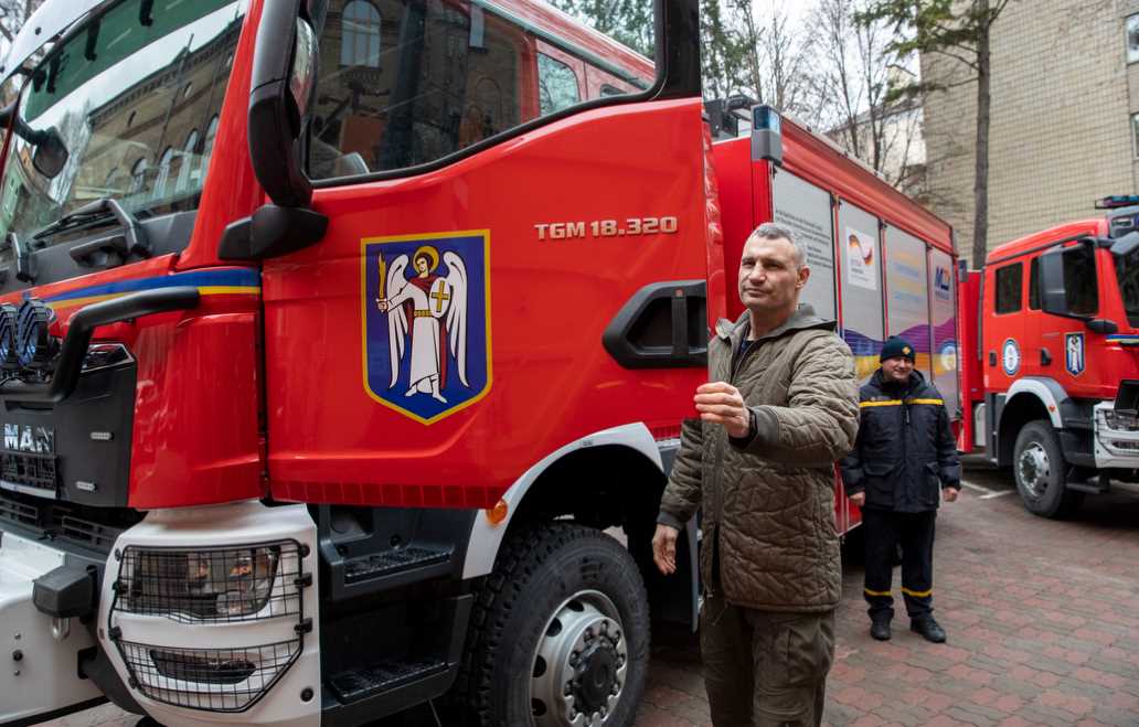 Столица получила очередную партию помощи от немецких партнеров - пожарные авто и мусоровозы