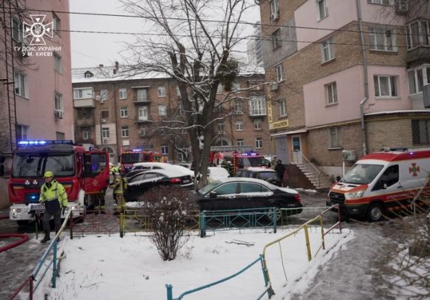 На Лук'янівці в Києві загорілася квартира: у лікарню відвезли жінку і двох дітей