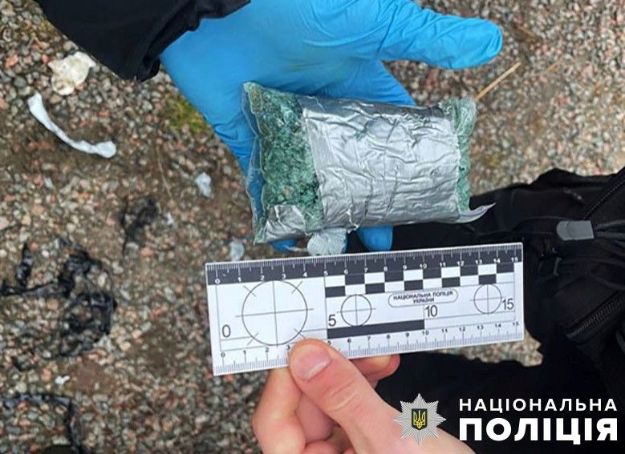 Прятал "закладки" на берегу озера: на Осокорках поймали наркодилера (фото)