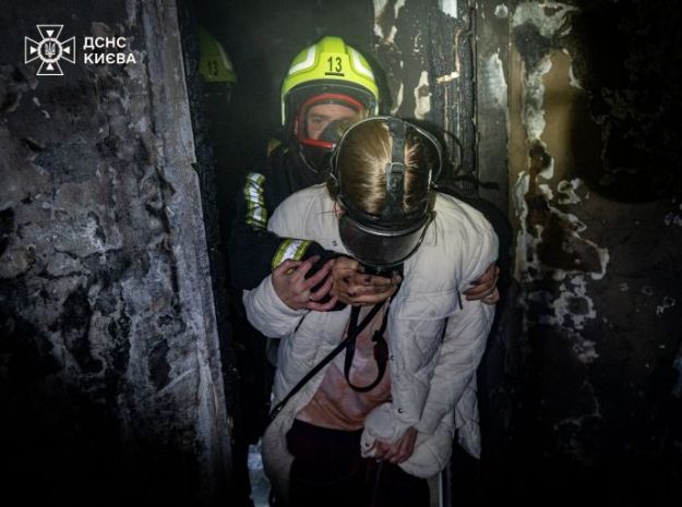На Лісовому в Києві загорілася висотка: мешканців виводили рятувальники