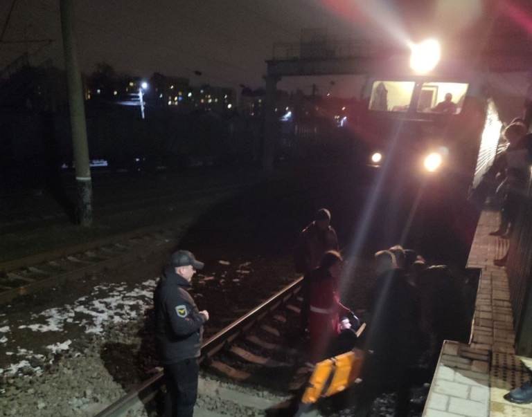 Упал на рельсы перед поездом: под Киевом спасли мужчину