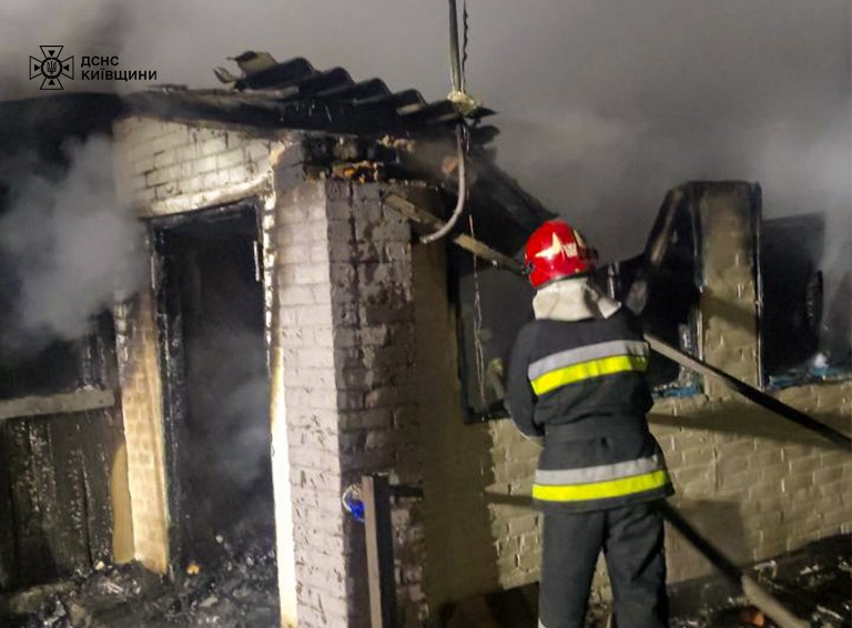 Ночью в Киевской области загорелся частный дом: внутри нашли два трупа