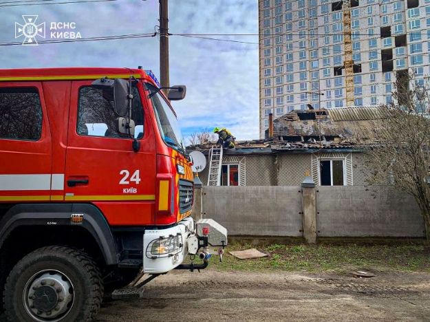 На Позняках у Києві загорівся приватний будинок