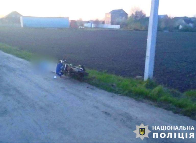 В Киевской области водитель мотороллера умер посреди дороги