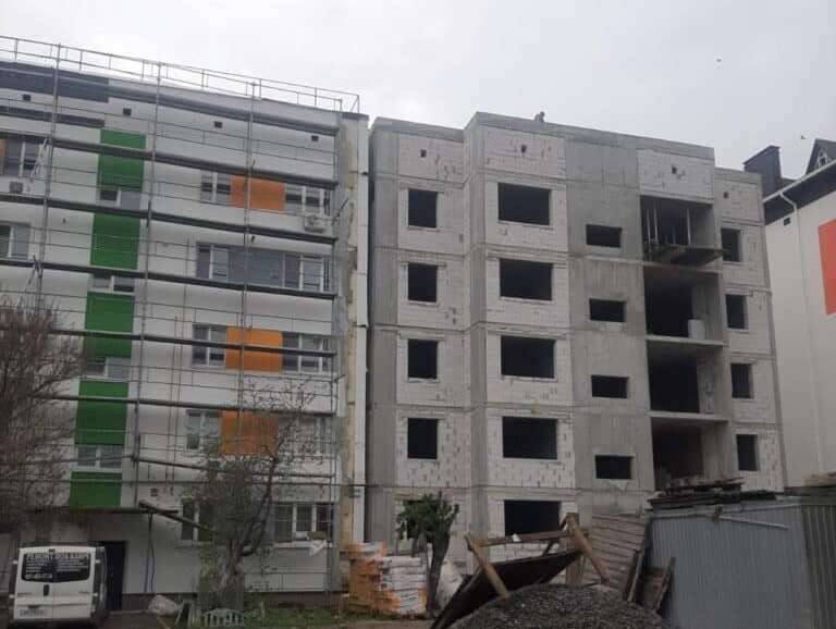 У Київській області реконструюють пошкоджений війною будинок