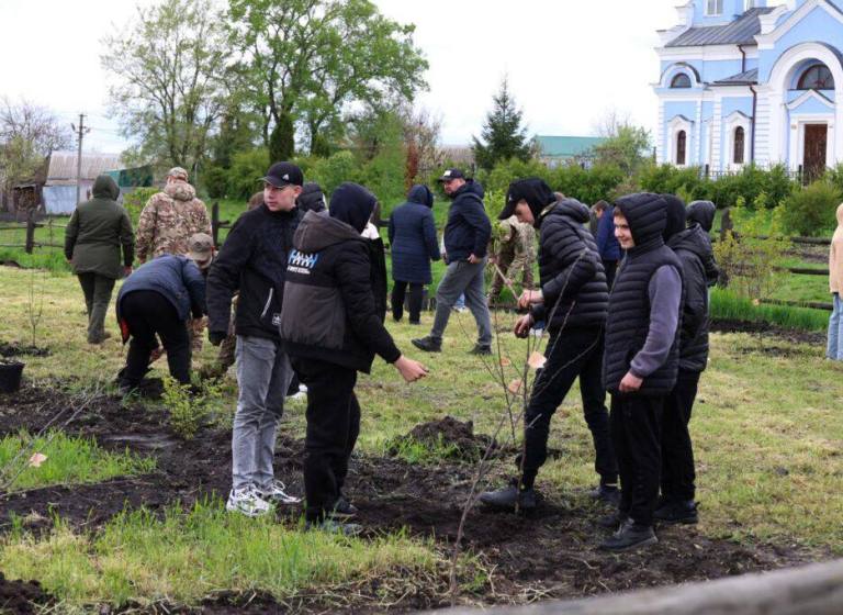 В селе под Киевом высадили экзотические растения и деревья