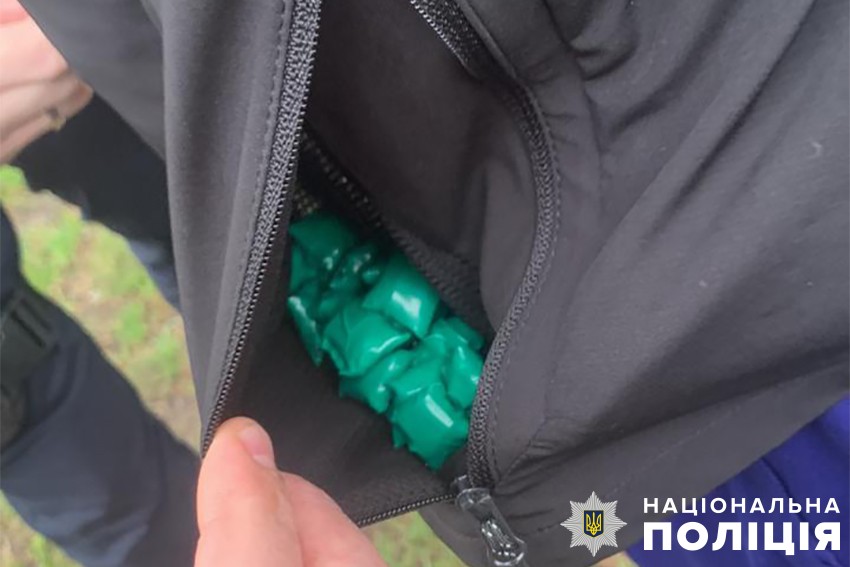 Ховав "закладки" біля гаражів: у Києві зловили наркодилера