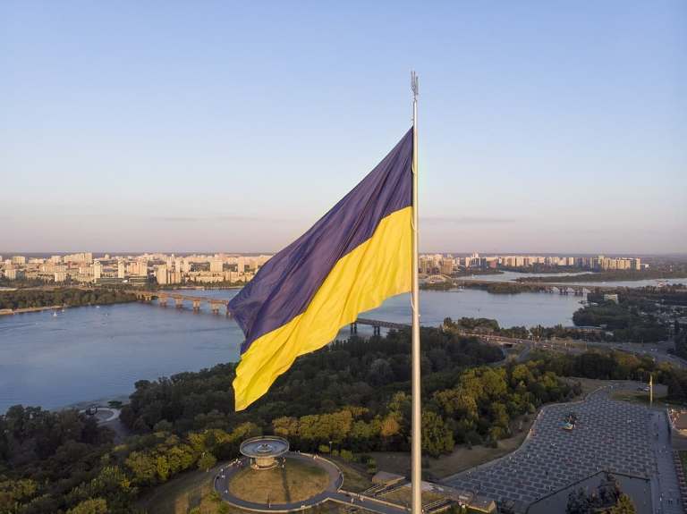 В Киеве из-за непогоды приспустили главный флаг Украины