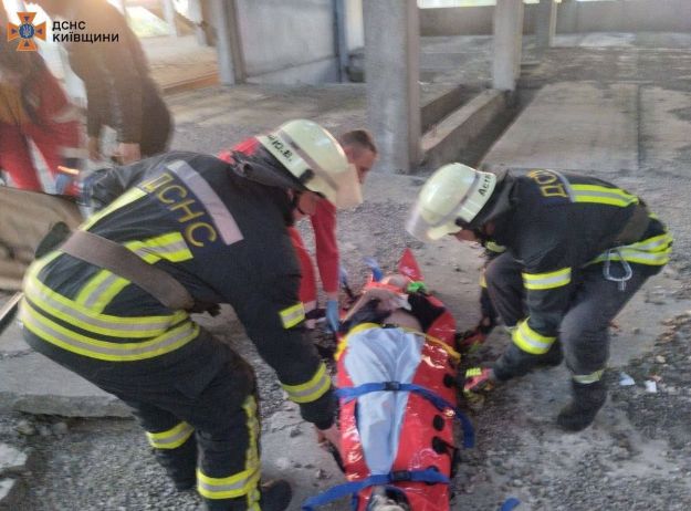 Девушка упала с 9 этажа недостроя в Киевской области (видео)