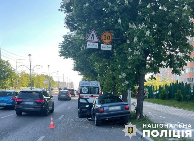 В Киеве пьяный водитель разбил припаркованные машины и врезался в дерево