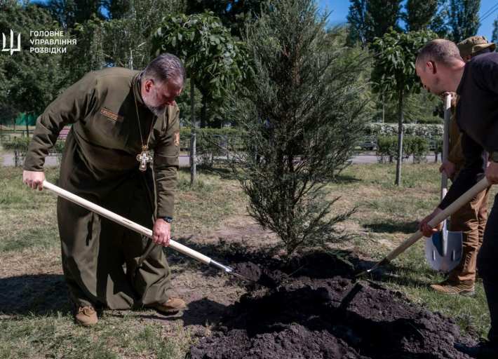 В Киеве высадили деревья в память о героях