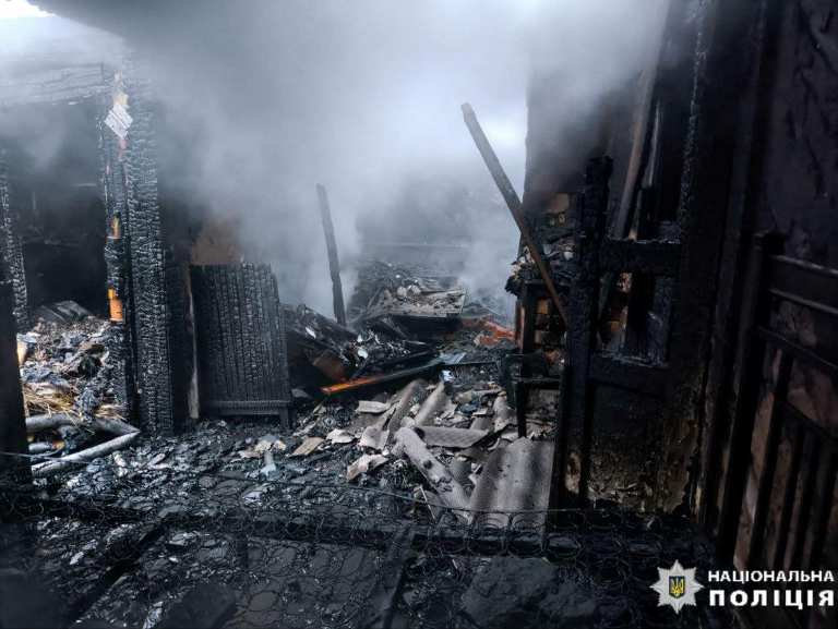 На Київщині через запалену свічку загорівся будинок: загинула жінка