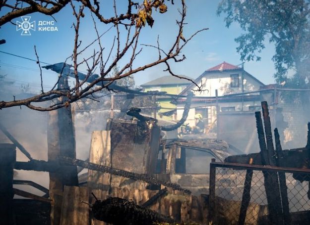 На Троєщині спалахнула пожежа: чоловік отримав опіки