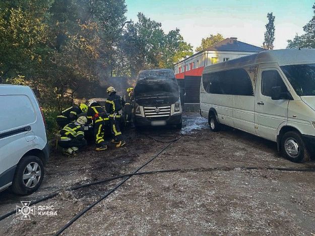 На парковке в Киеве загорелись машины