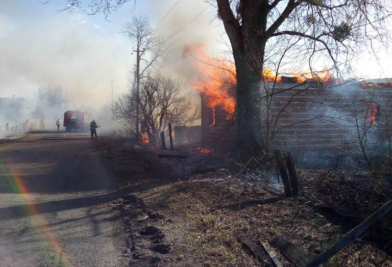 Под Киевом из-за сжигания травы горят дома