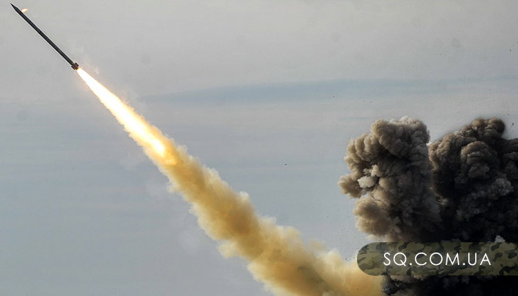 Ракетная атака на Киев: обломки ракеты упали на жилой дом