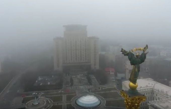 Киев накрыл плотный туман