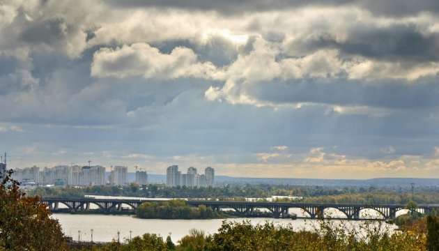В Киеве будет облачно, установится жаркая погода. Следует следить за росой