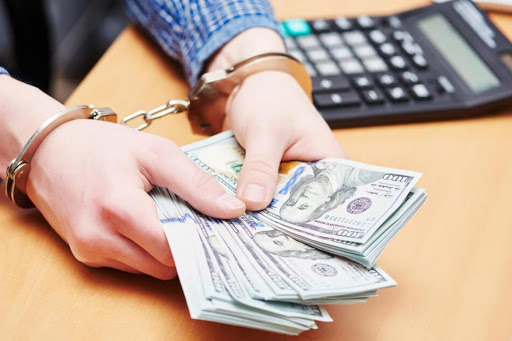 В Киевской области полицейский вымогал 4 тысяч долларов у подозреваемого в наркопреступлении