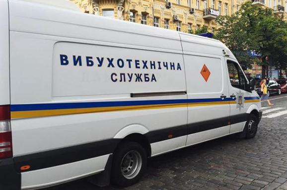 В киевскую полицию поступило сообщение о заминировании торговых центров, вокзала и отелей