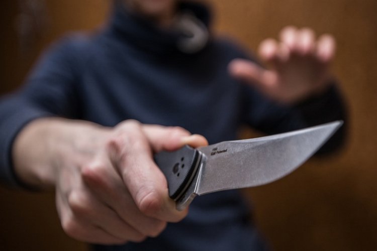 В Киевской области мужчина с ножом отобрал у школьника портфель